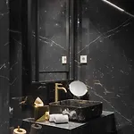 Wine & Books - Small Luxury Of The World 波尔图