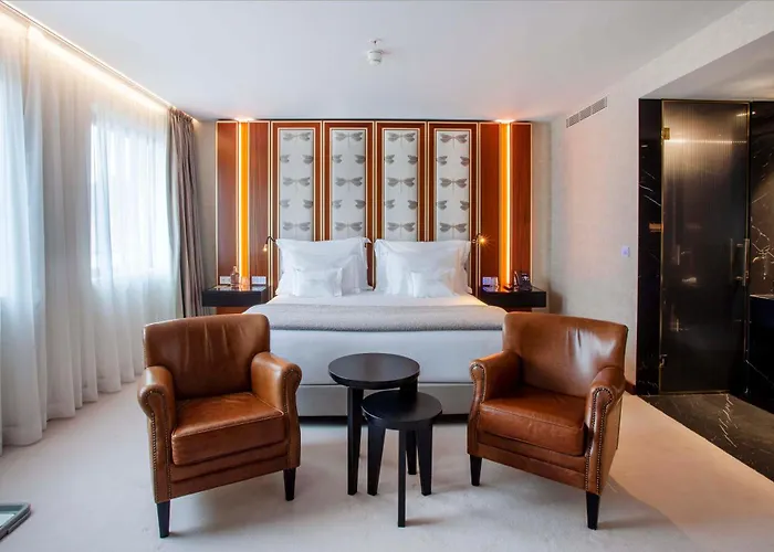 Wine & Books - Small Luxury Of The World 5*