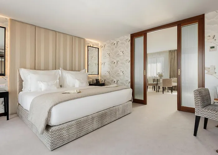 Wine & Books - Small Luxury Of The World Hotell