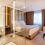 Wine & Books - Small Luxury Of The World Otel