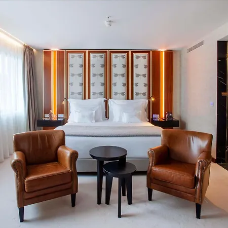 Wine & Books - Small Luxury Of The World 5*