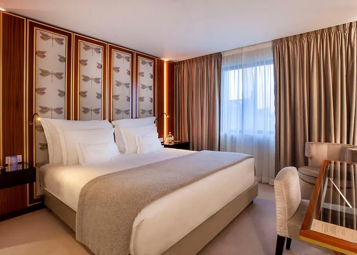 Wine & Books - Small Luxury Of The World 5*